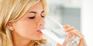 Девушка пьет воду