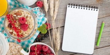 Продукты для завтрака, блокнот и карандаш