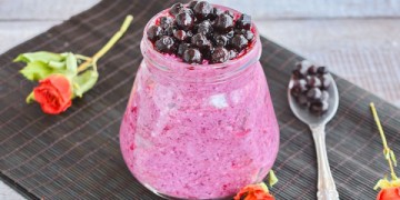 Коктейль из черники и йогурта