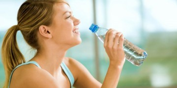 Девушка с бутылкой воды