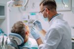 Имплантация vs. протезирование: что выбрать для восстановления улыбки?