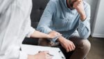 Когда «ещё не дно», но уже не всплыть: что делать, если в доме живёт алкоголь